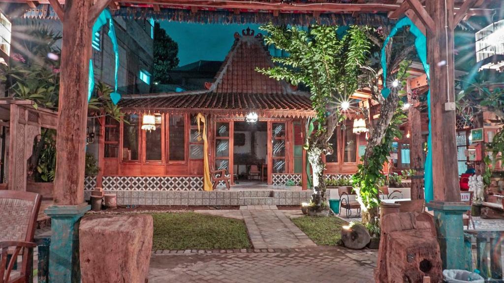 Κήπος έξω από το Budarno Homestay