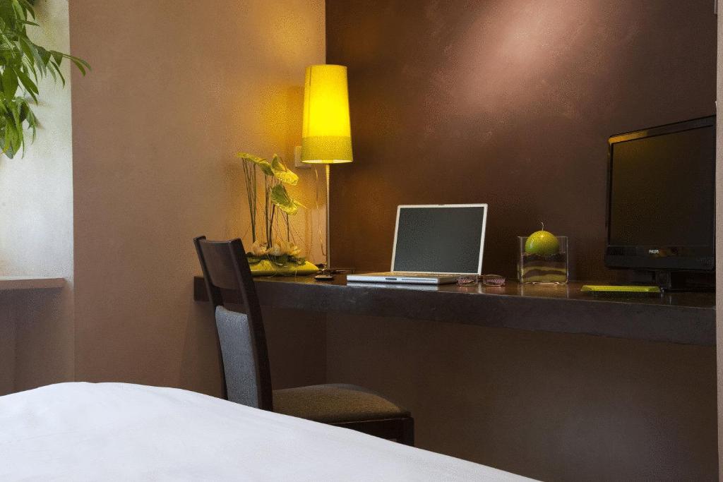 Postel nebo postele na pokoji v ubytování Logis Hôtel-Restaurant Le Commerce