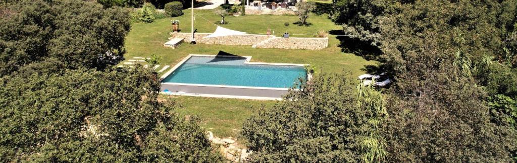 an aerial view of a house with a swimming pool at Charmant Mazet in Nîmes