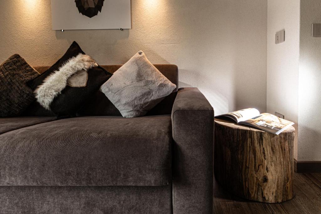 a living room with a couch and a wooden table at Fontana Chalet St Antoni in Livigno