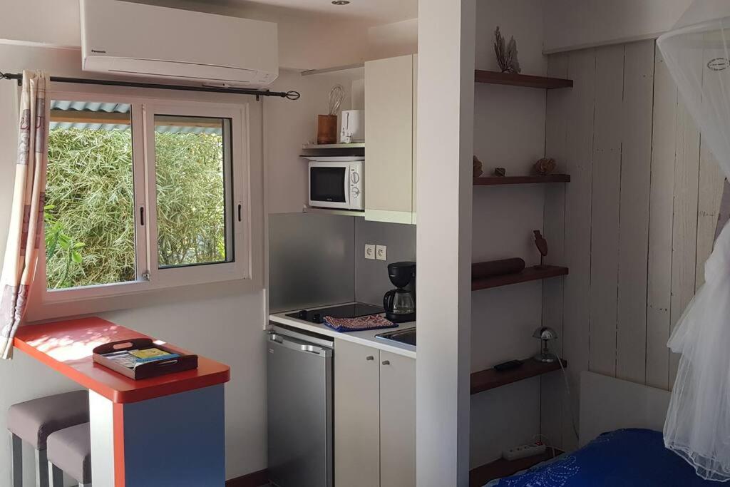 Kuchyň nebo kuchyňský kout v ubytování Studio moderne climatisé avec jardin, plage à pied