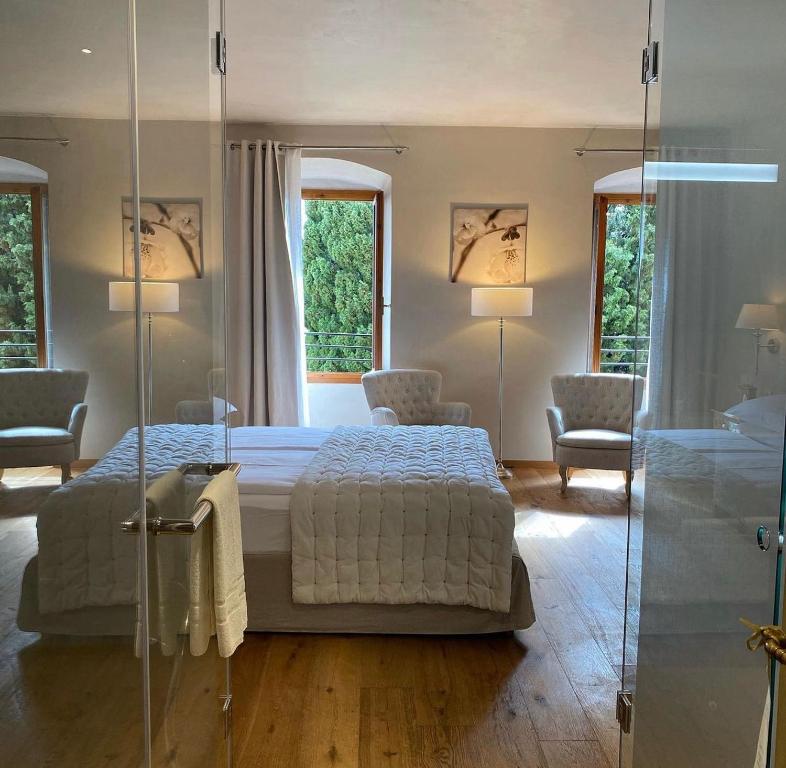 um quarto com uma cama e uma parede de vidro em Casa L'Andrunèl em Limone sul Garda