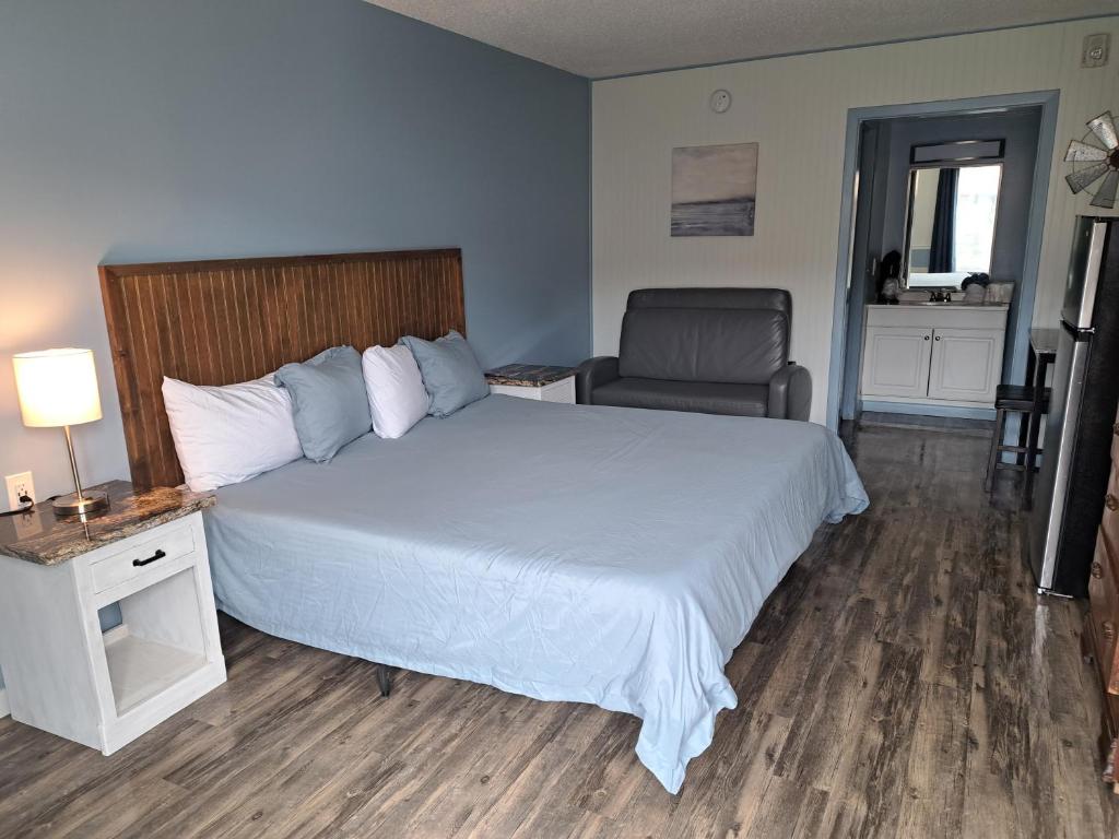 Blue Sky Inn- Veteran Owned, New Breakfast Area, Rennovated Rooms, 5 plus acres for you and your pet to roam, NEW Fire Pit - 
