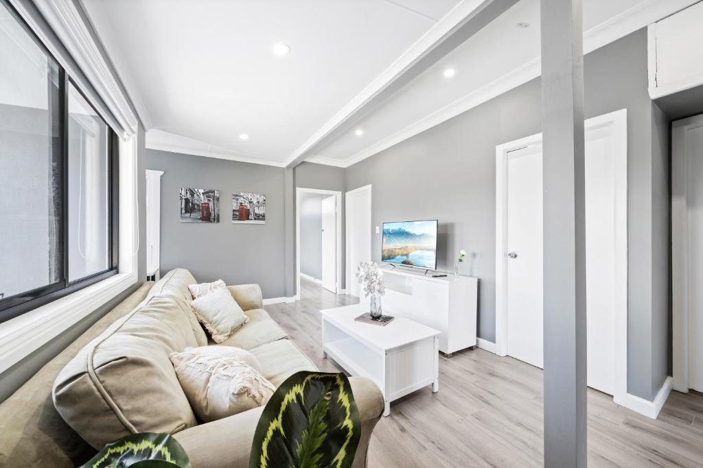 New 2 Bedroom House 500m to Mall with Free Parking - Casa De Dos Dormitorios