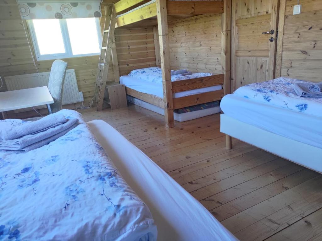 Postel nebo postele na pokoji v ubytování Rauðsdalur
