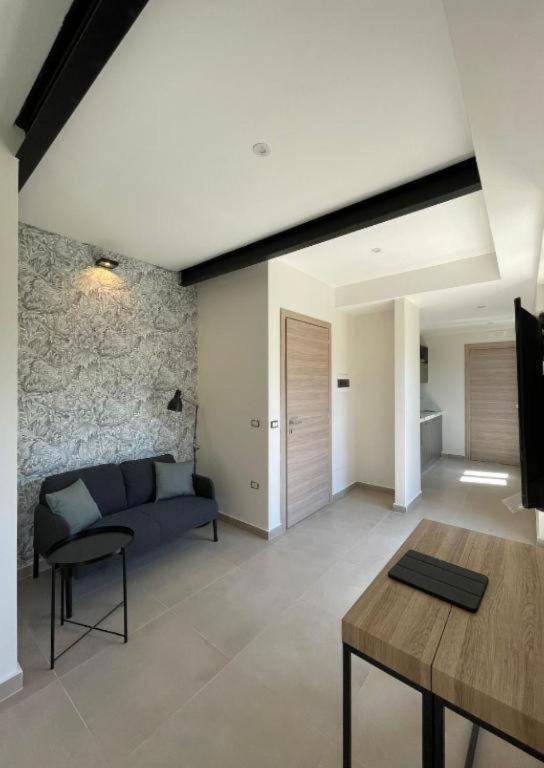 A seating area at Luxury Apartment with balcony garden view