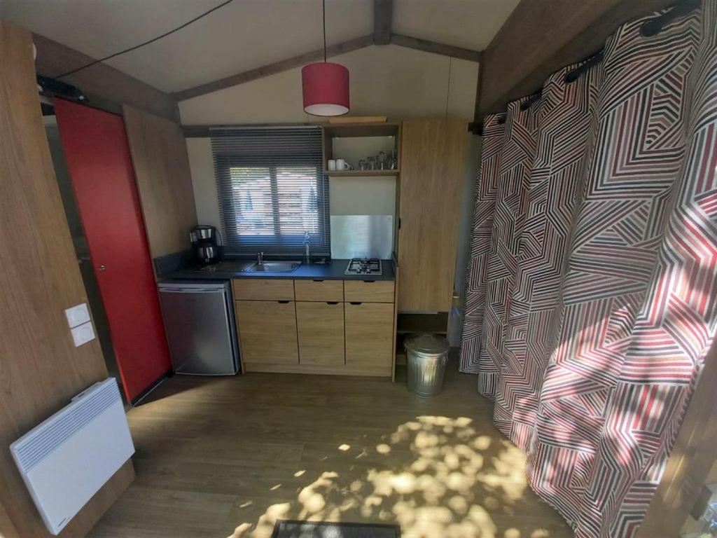 Kuchyň nebo kuchyňský kout v ubytování CAMPING ONLYCAMP CHAMARGES