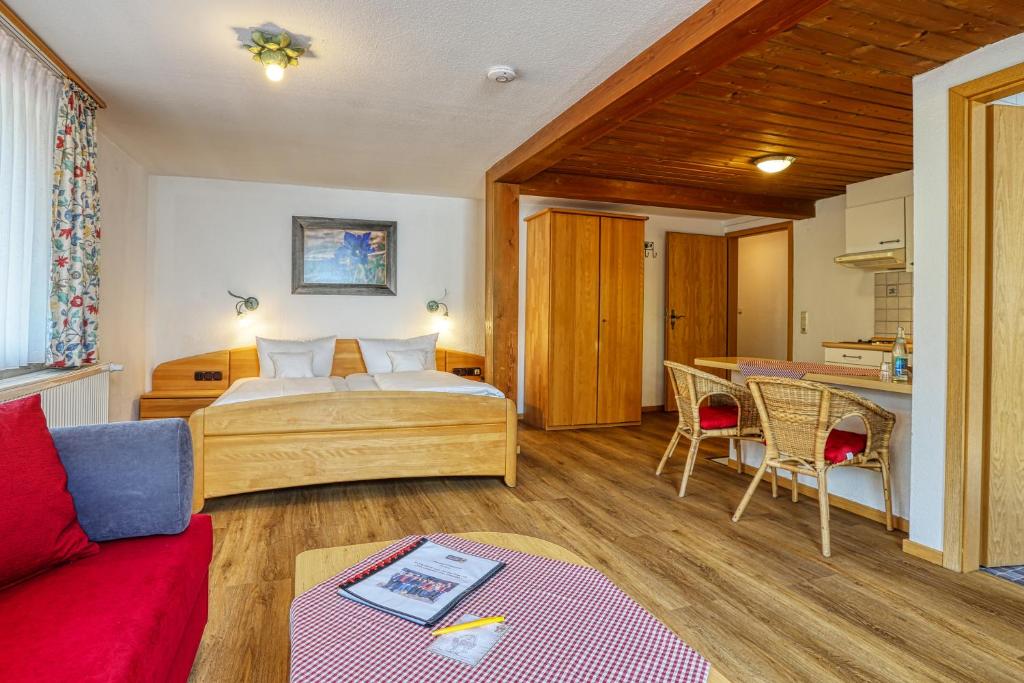 Postel nebo postele na pokoji v ubytování Zum Senn - Hotel Garni