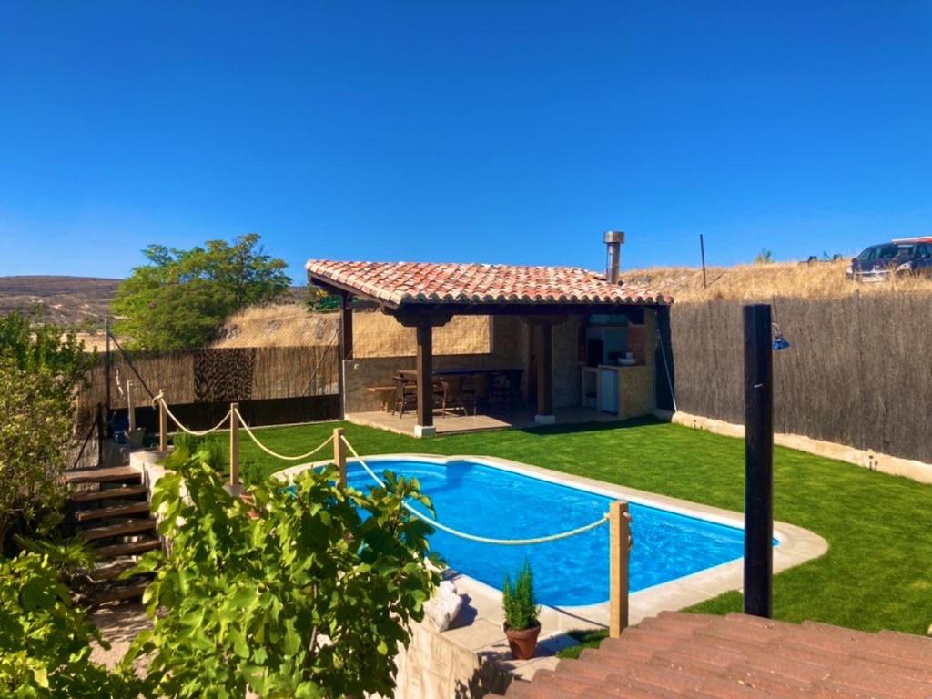 Arbancón的住宿－Casa Rural Las Albertas，庭院中带游泳池的房子