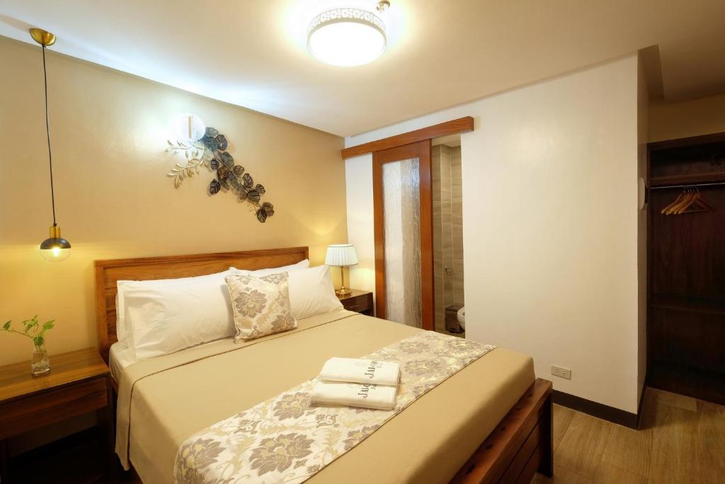 Postel nebo postele na pokoji v ubytování Jai-cob’s Suites