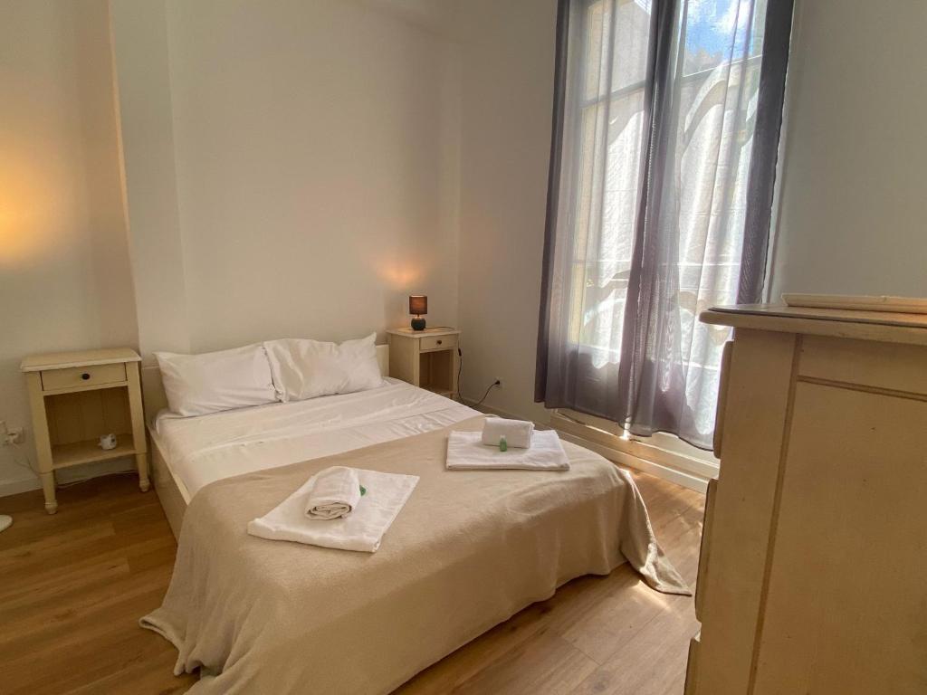 een slaapkamer met een bed met handdoeken erop bij La terrasse Apartment Five stars holiday house in Nice