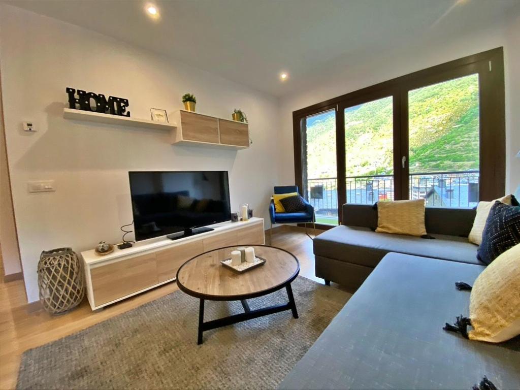 TV a/nebo společenská místnost v ubytování Apartamento en Encamp, Anyó 2. Hasta 6 personas