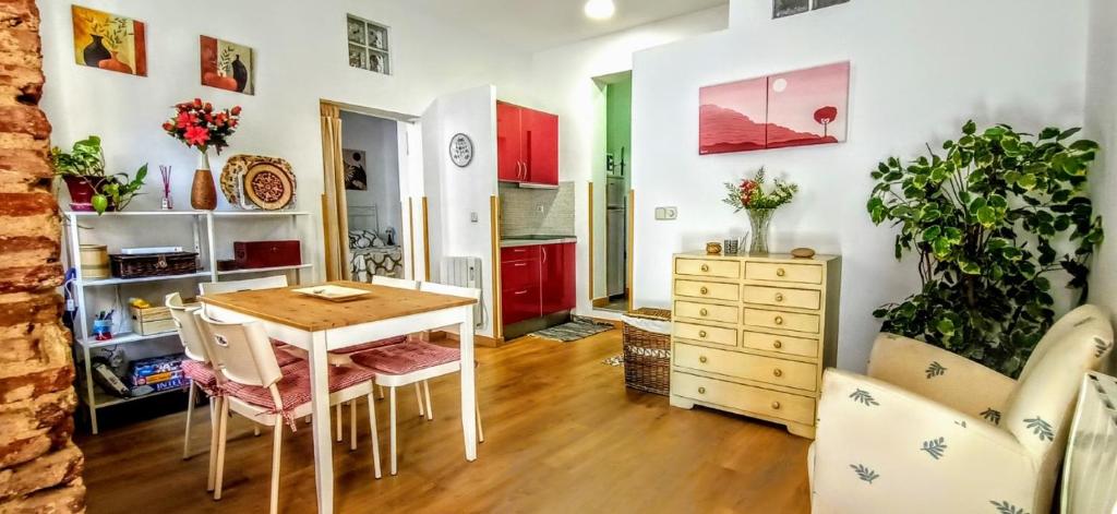 - une cuisine et une salle à manger avec une table et des chaises dans l'établissement Apartamento Lavapies al lado del Rastro, à Madrid
