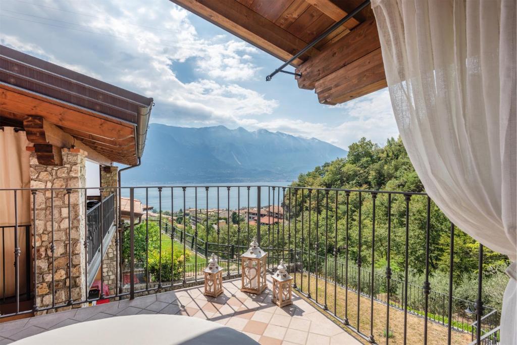 uma varanda com vista para uma montanha em Casa Francesca Relax em Limone sul Garda