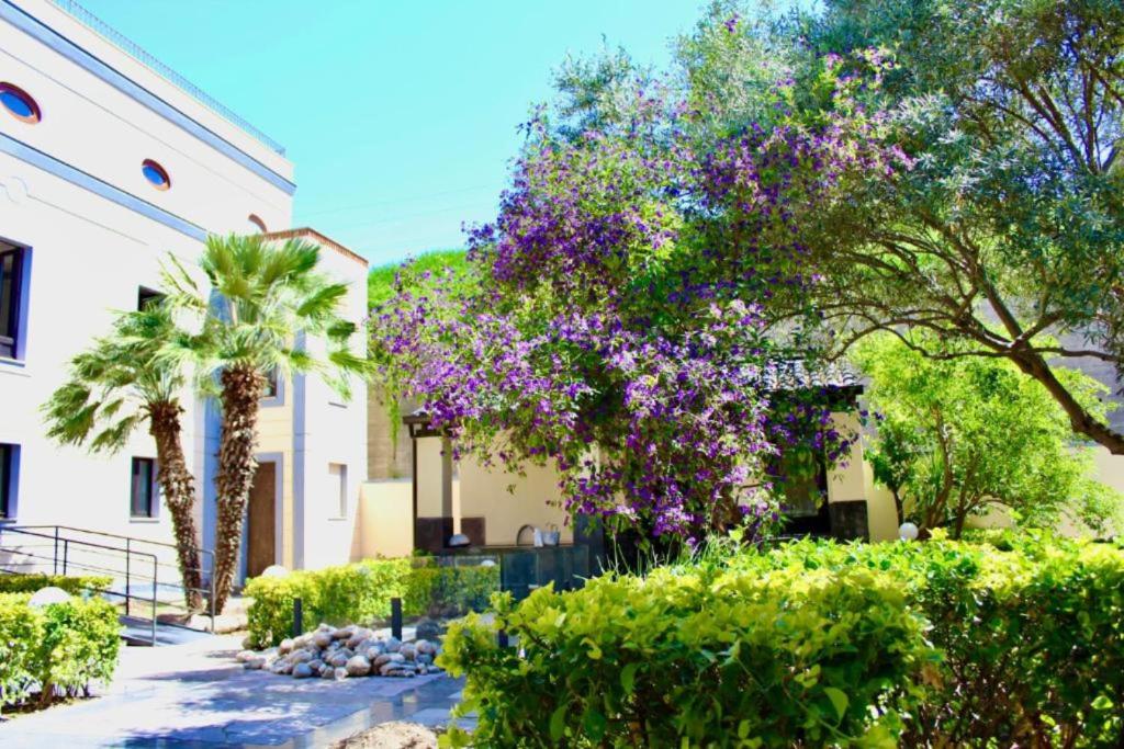 A garden outside Luxury Apartment with balcony garden view