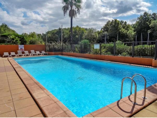 Bazén v ubytovaní Port Cogolin, T2 calme dans belle résidence, piscine, proche St Tropez alebo v jeho blízkosti