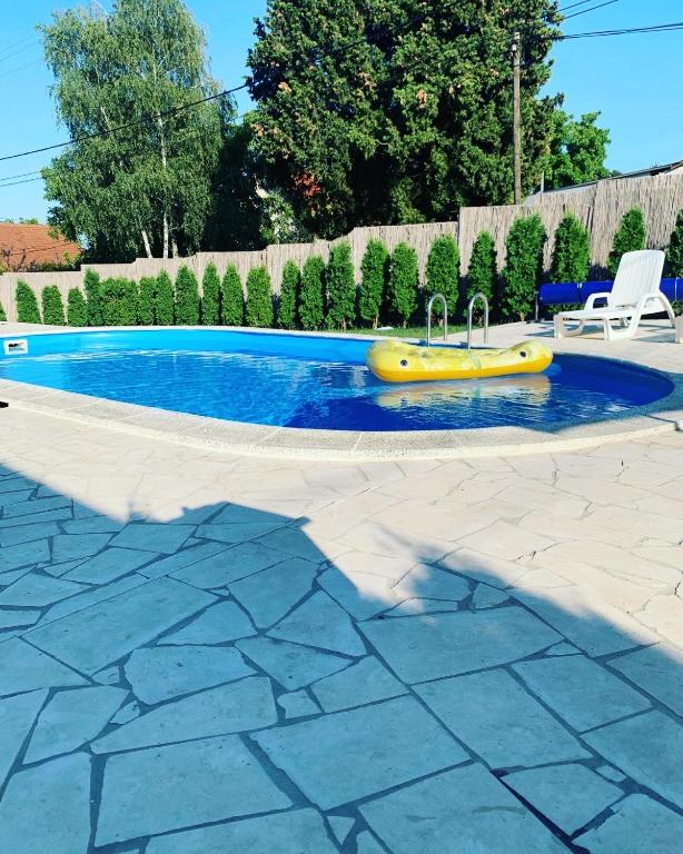 Bazén v ubytování Mika’s Poolhouse nebo v jeho okolí