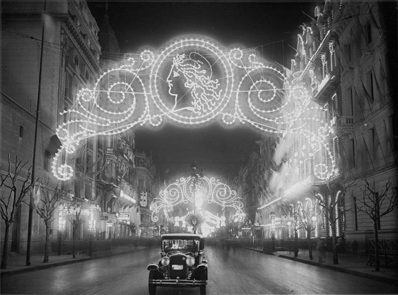 un coche conduciendo por una calle con luces de Navidad en Departamento Av de Mayo 748 en Buenos Aires