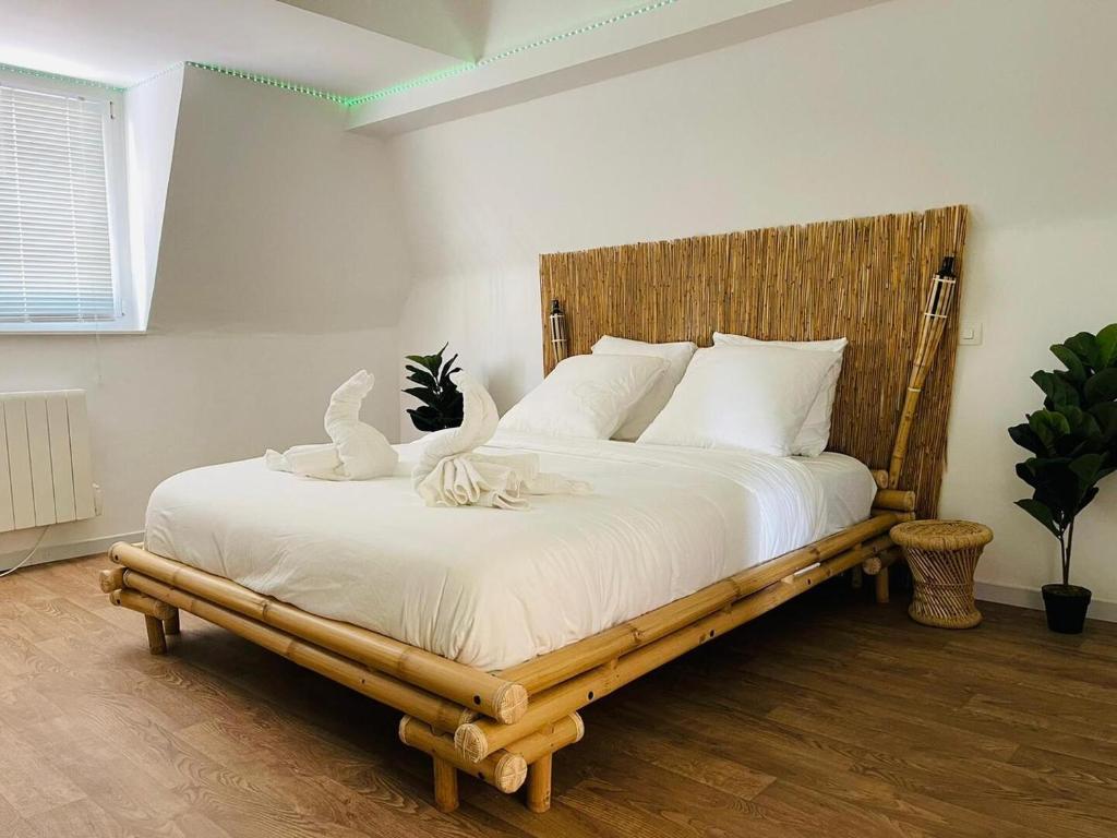 una camera da letto con un letto in legno con due uccelli sopra di BaLille a Lille