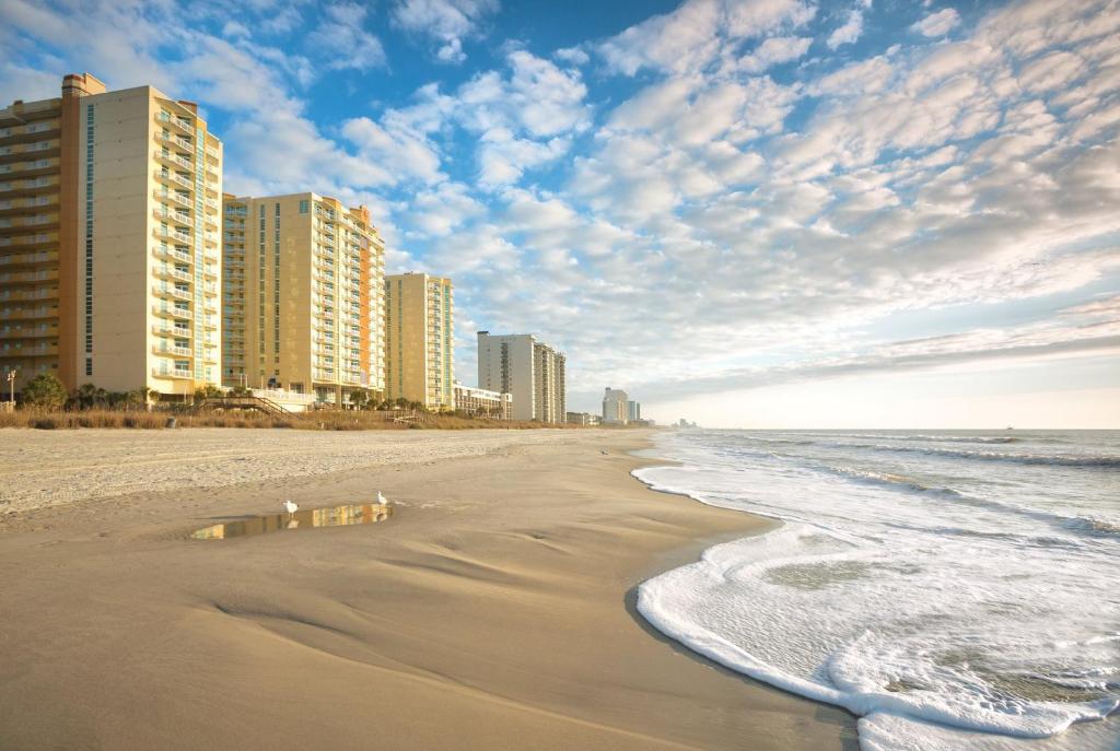 uma praia com edifícios altos e o oceano em Club Wyndham Ocean Boulevard em Myrtle Beach