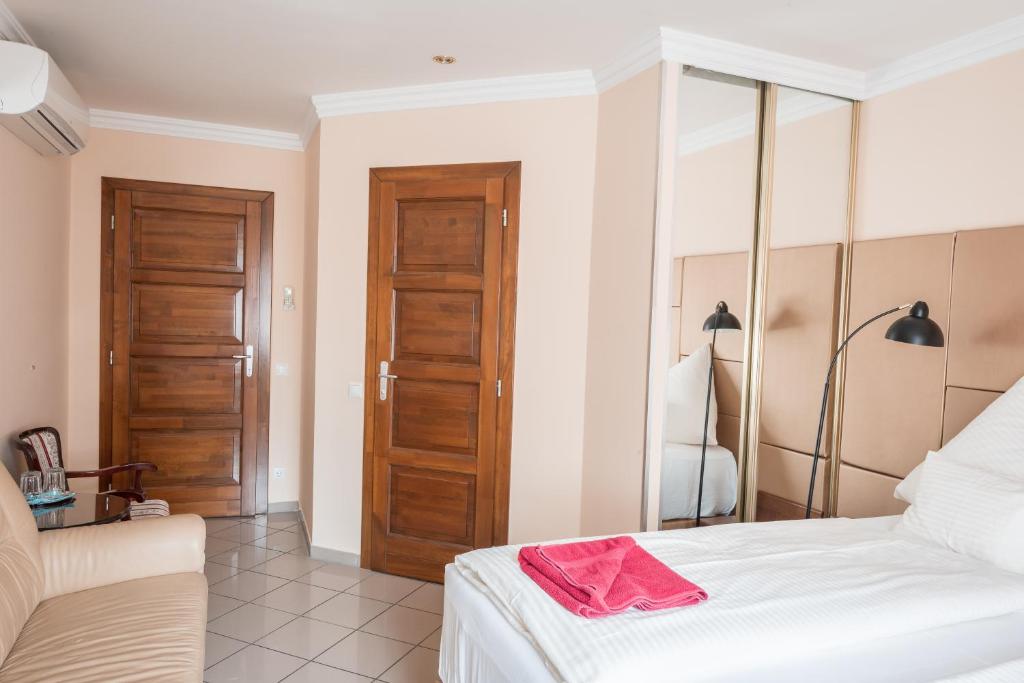 Postel nebo postele na pokoji v ubytování Kaiser Panzió