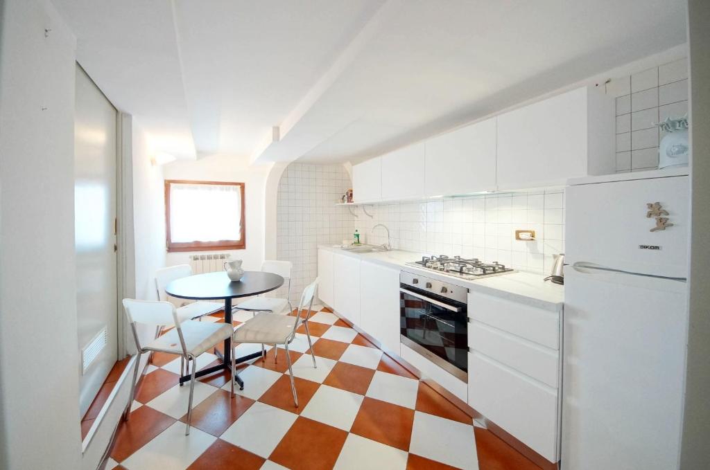 Kuchyňa alebo kuchynka v ubytovaní DolceVita Apartments N 304 Rialto Mercato