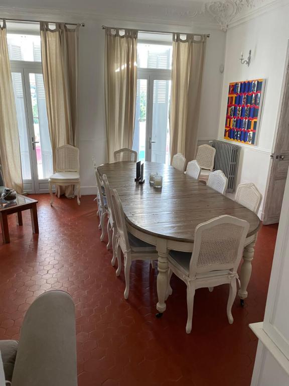 a dining room with a table and chairs at Manoir d&#39;Amaury - Chambres d&#39;hôtes in Gréoux-les-Bains