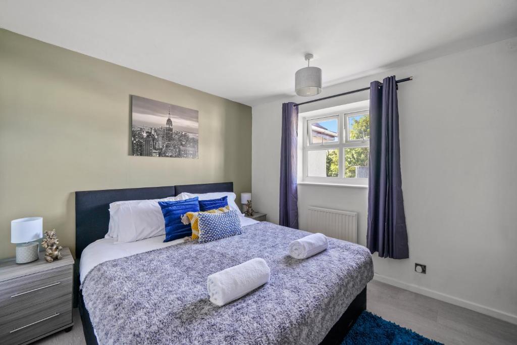 1 dormitorio con 1 cama con 2 toallas en BridgeCity Cheerful 3 bedroom home in Nuneaton en Nuneaton