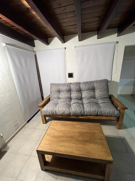 sala de estar con sofá y mesa en Ivy Bariloche en San Carlos de Bariloche