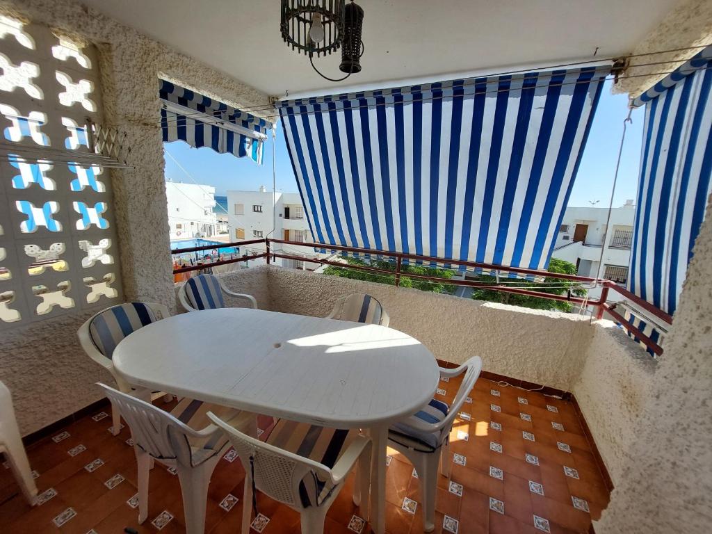 een balkon met een witte tafel en stoelen bij BARBATE MIRAMAR in Barbate