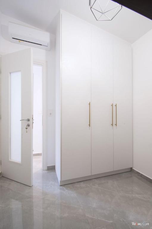 Oresti's Villa Near Airport & Beach - 15