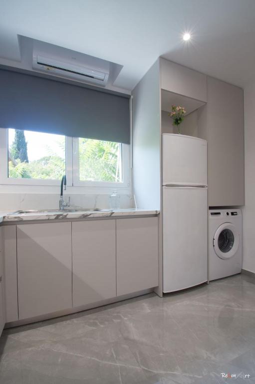 Oresti's Villa Near Airport & Beach - 4