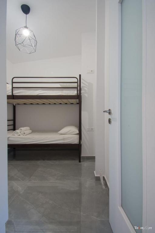 Oresti's Villa Near Airport & Beach - 13