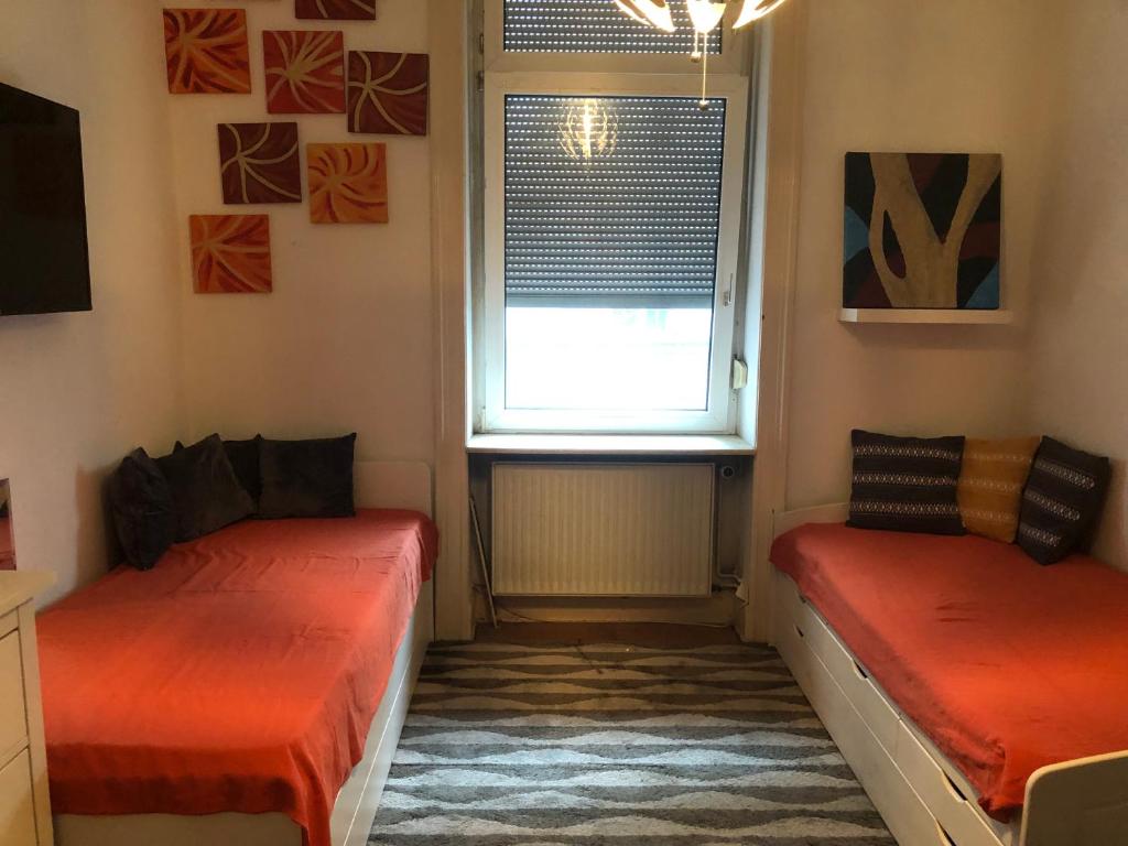 een kamer met 2 bedden en een raam bij Wiesbaden Mitte in Wiesbaden