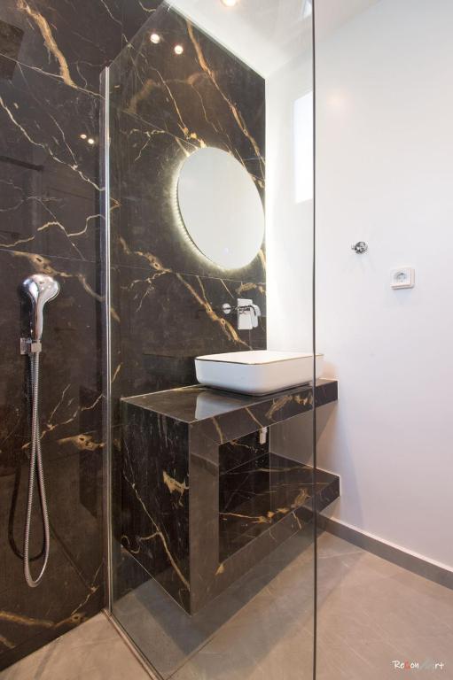 Oresti's Villa Near Airport & Beach - 17