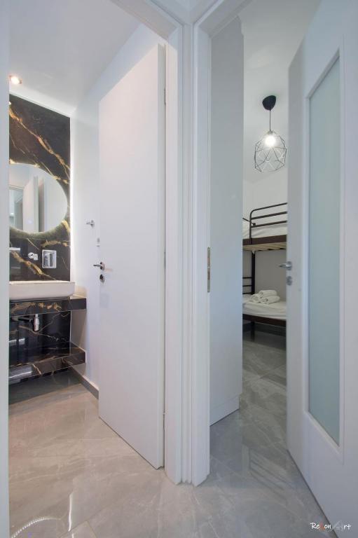 Oresti's Villa Near Airport & Beach - 12