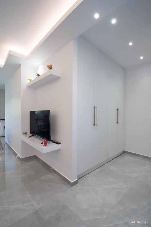 Oresti's Villa Near Airport & Beach - 9