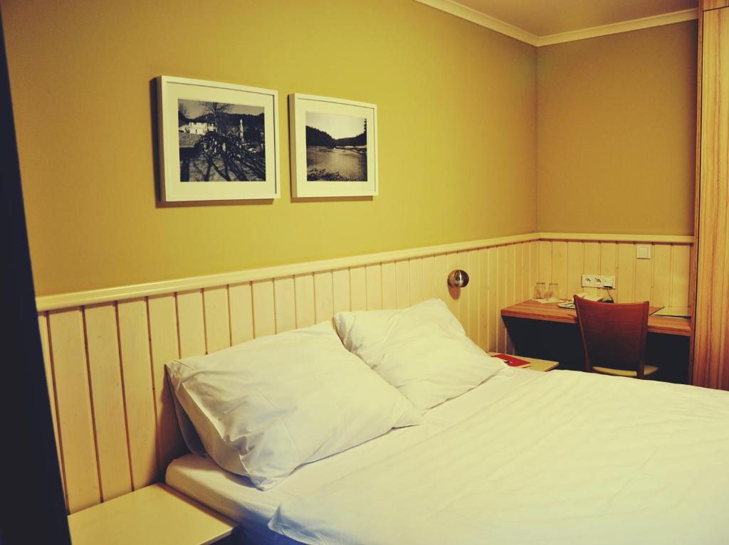 Postel nebo postele na pokoji v ubytování Wellness Hotel Bozeňov