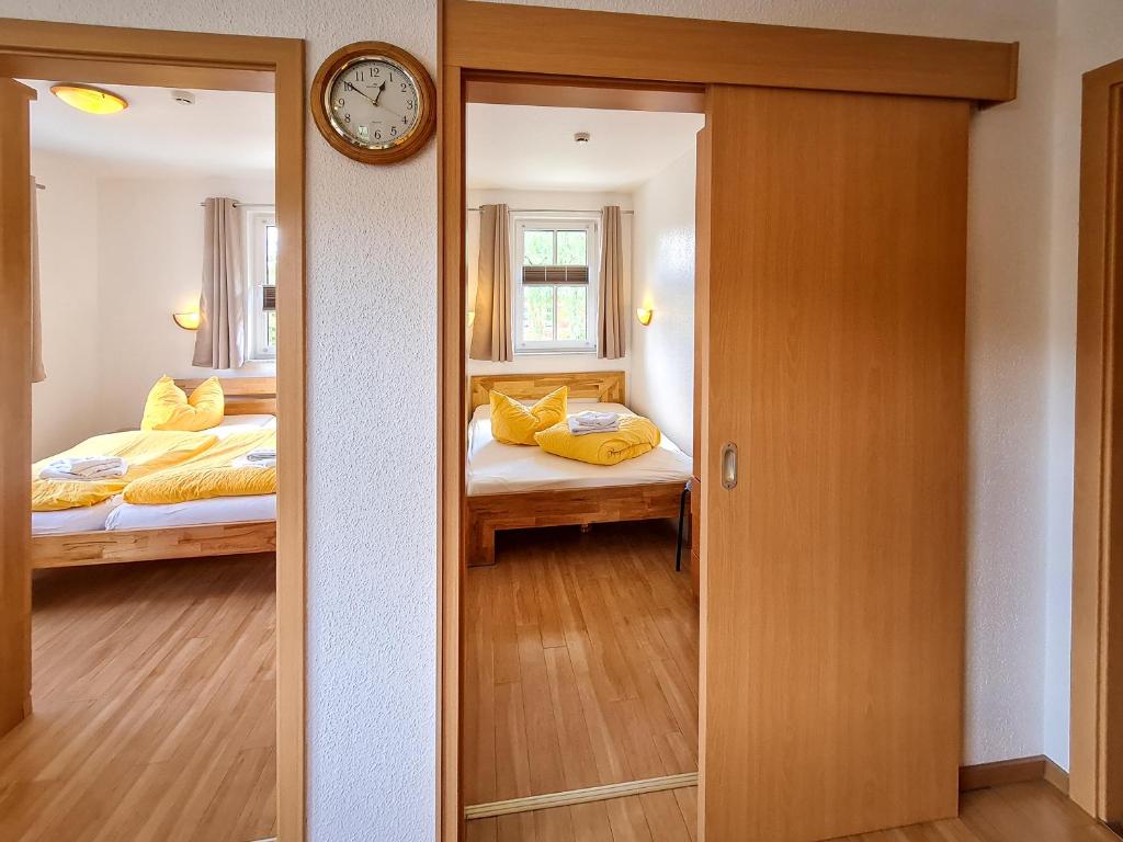 Postel nebo postele na pokoji v ubytování Ferienanlage Zum Wildbach Schierke