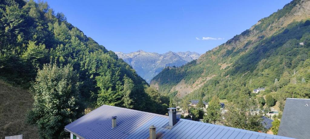 vistas a un valle con montañas en el fondo en Bel appartement avec vue, en Barèges