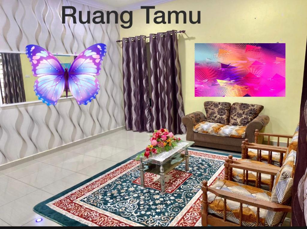 een woonkamer met een vlinder aan de muur bij Sobey Laris Homestay D’ZIY AD in Merapuh