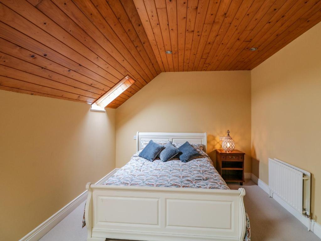 Postel nebo postele na pokoji v ubytování Coach House