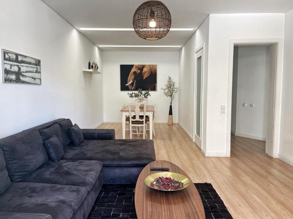 Dreamy Alameda Apartment في لشبونة: غرفة معيشة مع أريكة وطاولة
