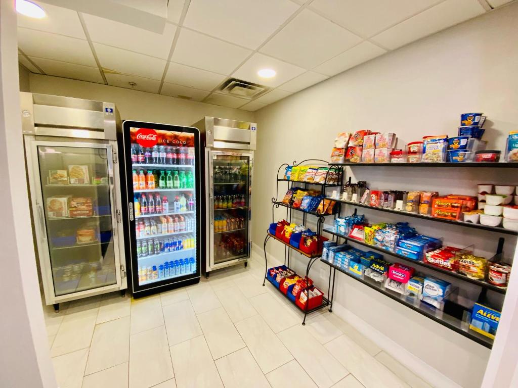 Supermarket nebo jiné obchody v  hotelu nebo okolí