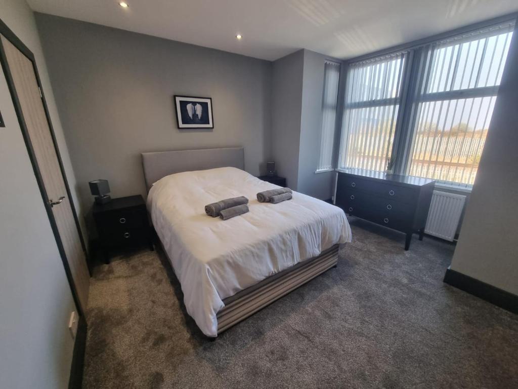um quarto com uma cama com duas toalhas em Harrington House em Cleethorpes