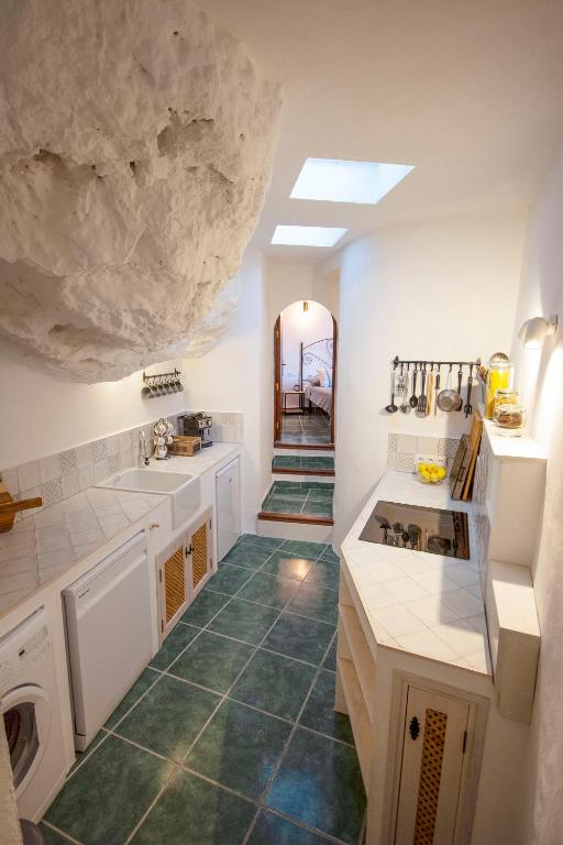Kuchyň nebo kuchyňský kout v ubytování Casa Rosario, Frigiliana Large Historic Townhouse with Amazing Roof terrace HansOnHoliday Rentals