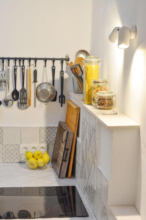 Kuchyň nebo kuchyňský kout v ubytování Casa Rosario, Frigiliana Large Historic Townhouse with Amazing Roof terrace HansOnHoliday Rentals