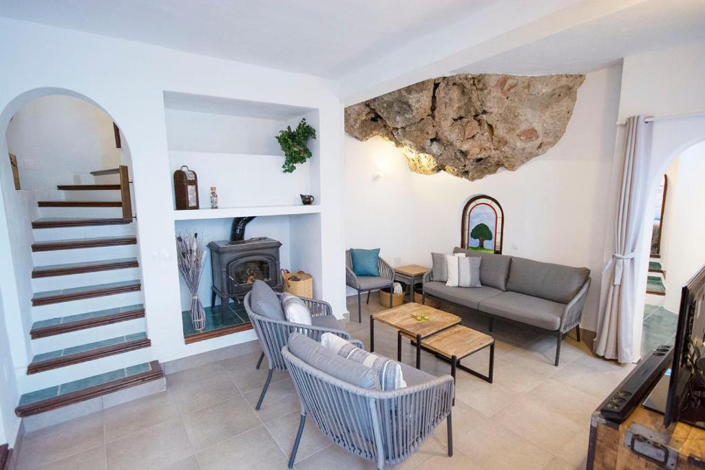 Posezení v ubytování Casa Rosario, Frigiliana Large Historic Townhouse with Amazing Roof terrace HansOnHoliday Rentals