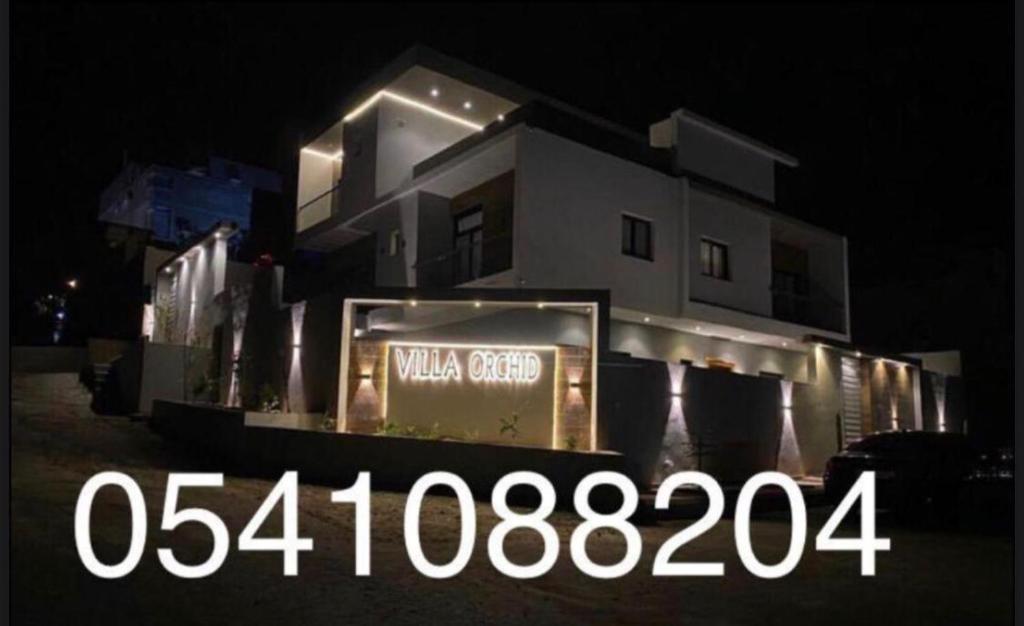 Tòa nhà nơi biệt thự tọa lạc