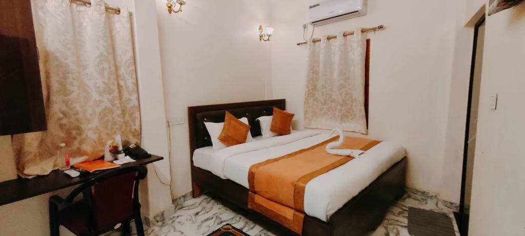 Postel nebo postele na pokoji v ubytování Hotel Shanti inn